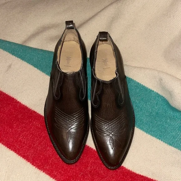 Frye Women’s size 7 cowboy Boots. Heeled. Ankle height Elastic sides. Br leather - Picture 5 of 11